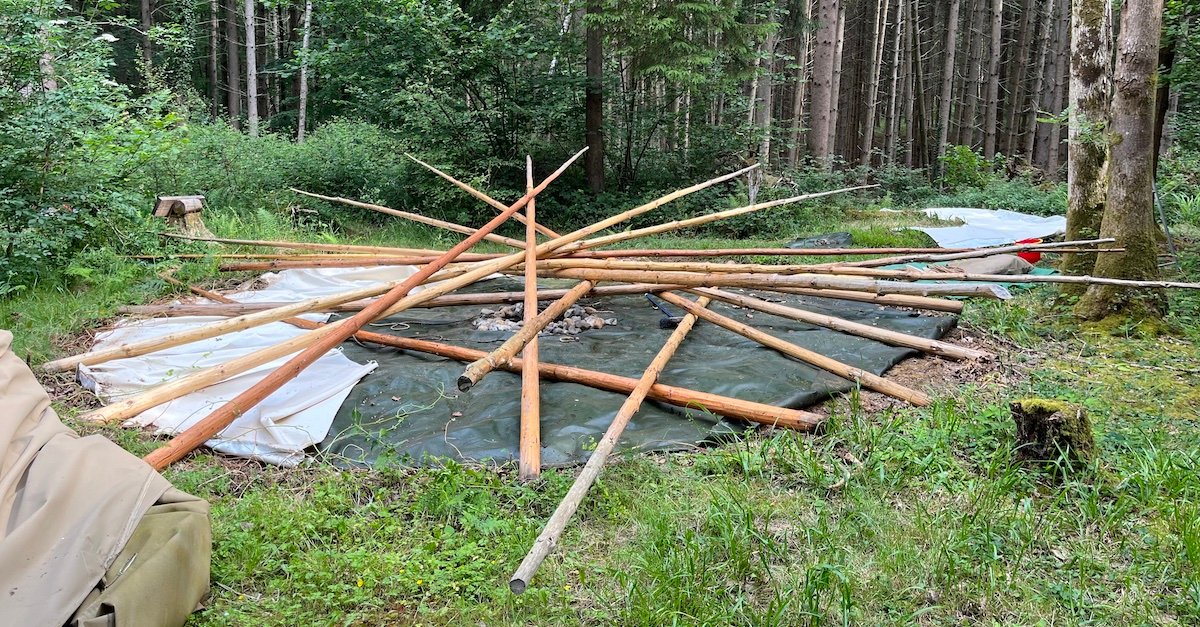 You are currently viewing tipi raising